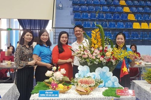 Trường Tiểu học Kim Sơn thi cắm tỉa hoa nghệ thuật